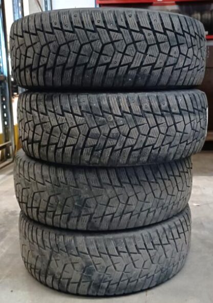 Kasutatud Hankook (5-7mm) 235/65 R16 115/113R Naast